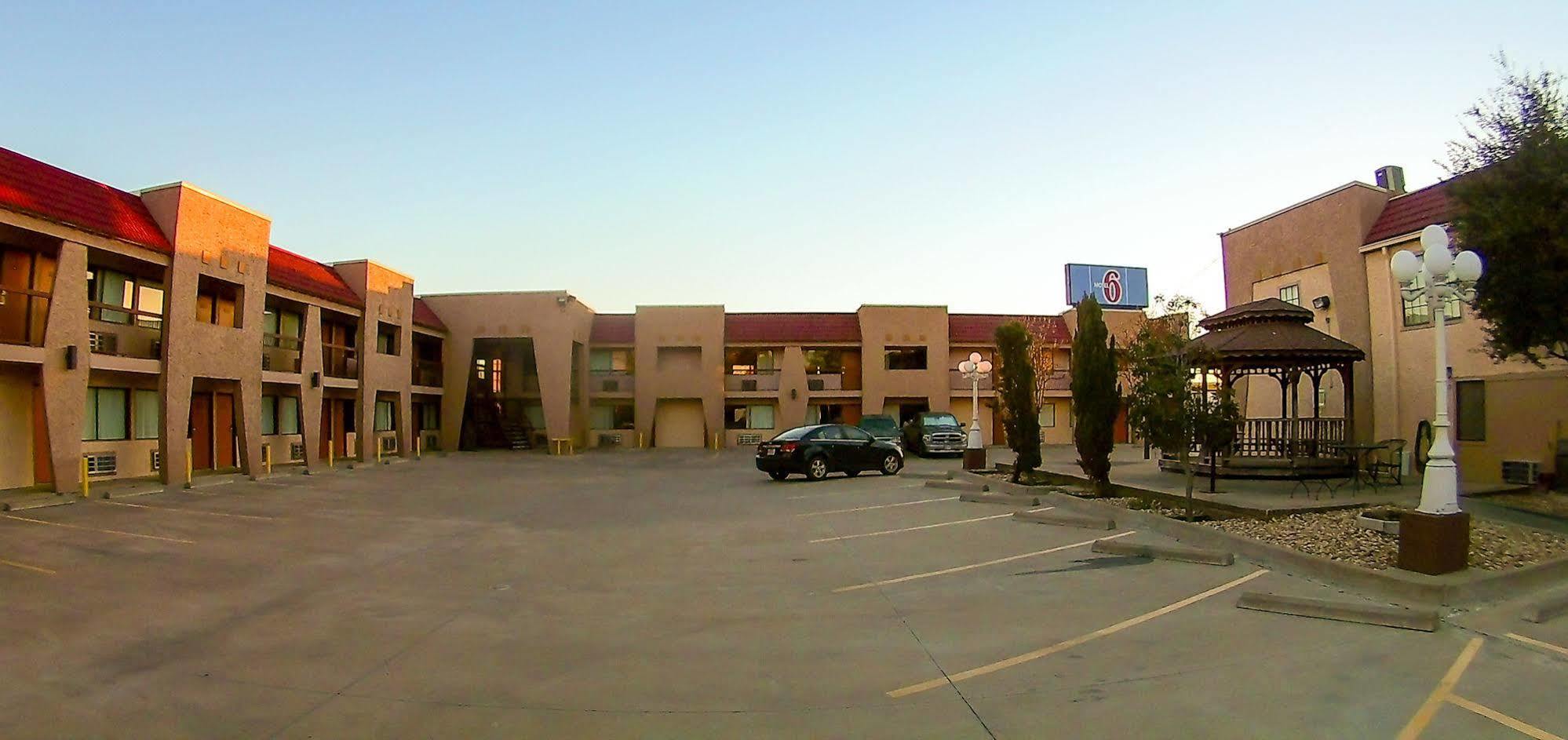 Oyo Hotel Groesbeck Exterior photo