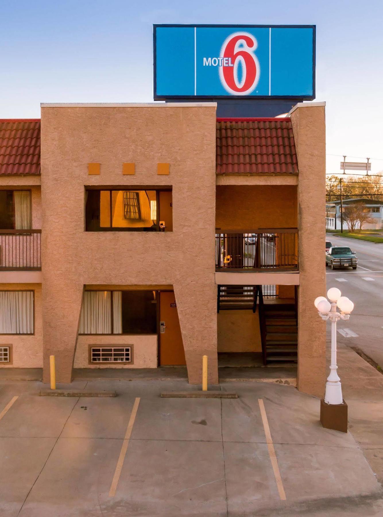 Oyo Hotel Groesbeck Exterior photo