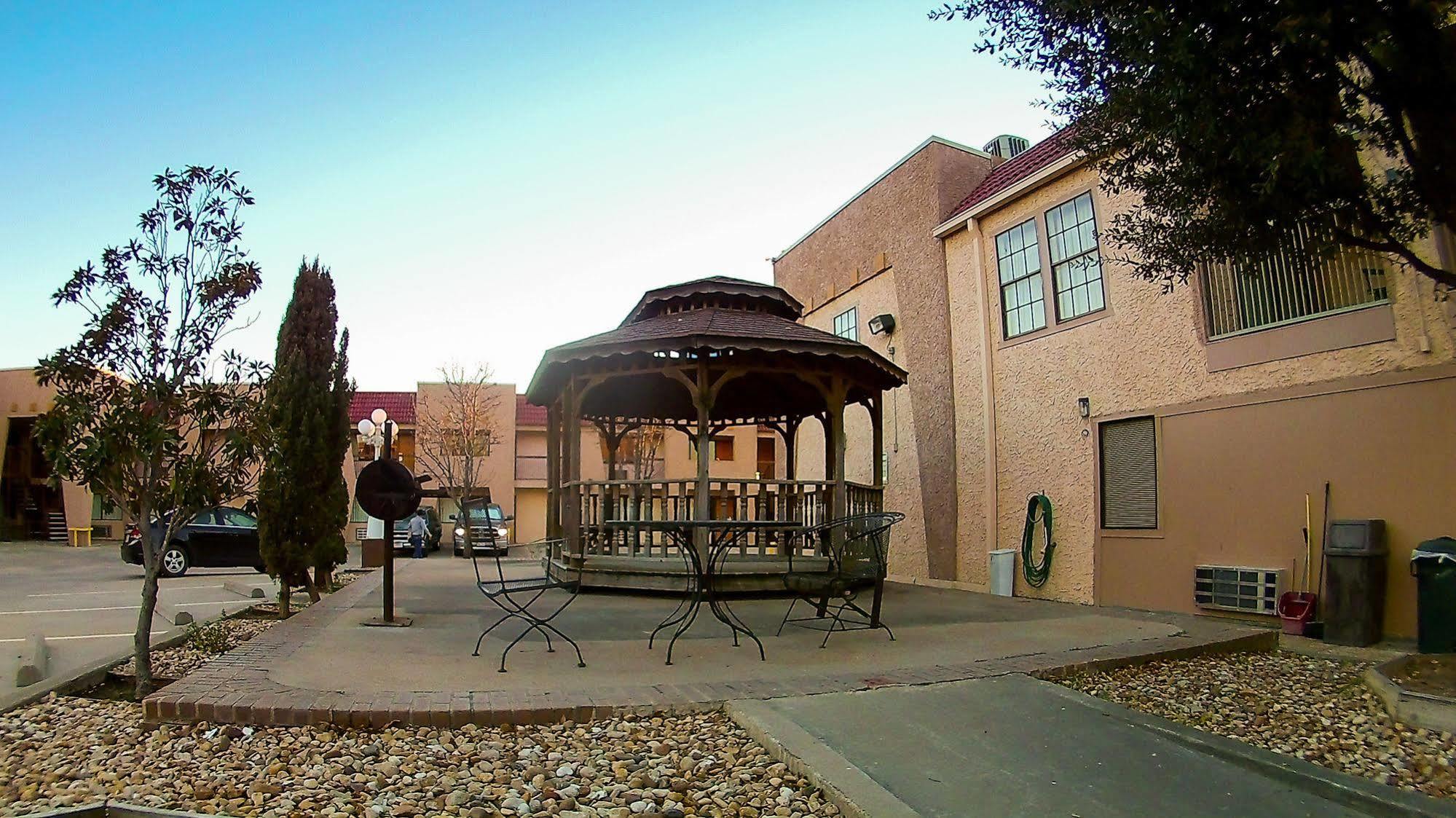 Oyo Hotel Groesbeck Exterior photo